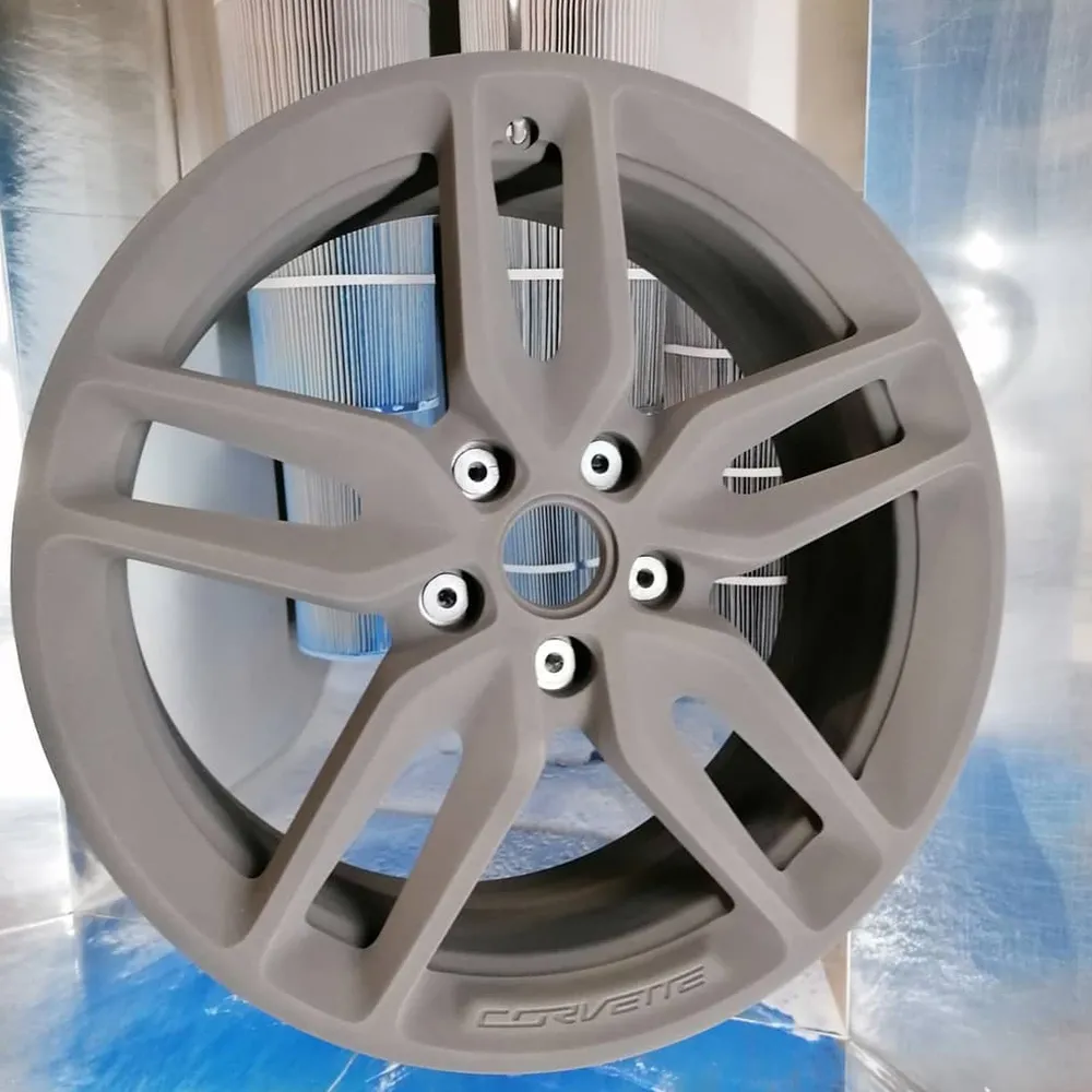 Dieselbe Felge mit grauer Epoxid-Grundierung