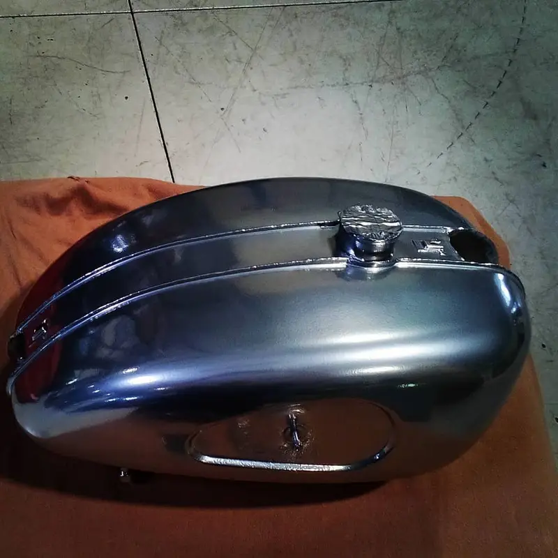 Motorradtank mit Chrompulver beschichtet, als Versuchsteil (Foto: Oliver Bartel)