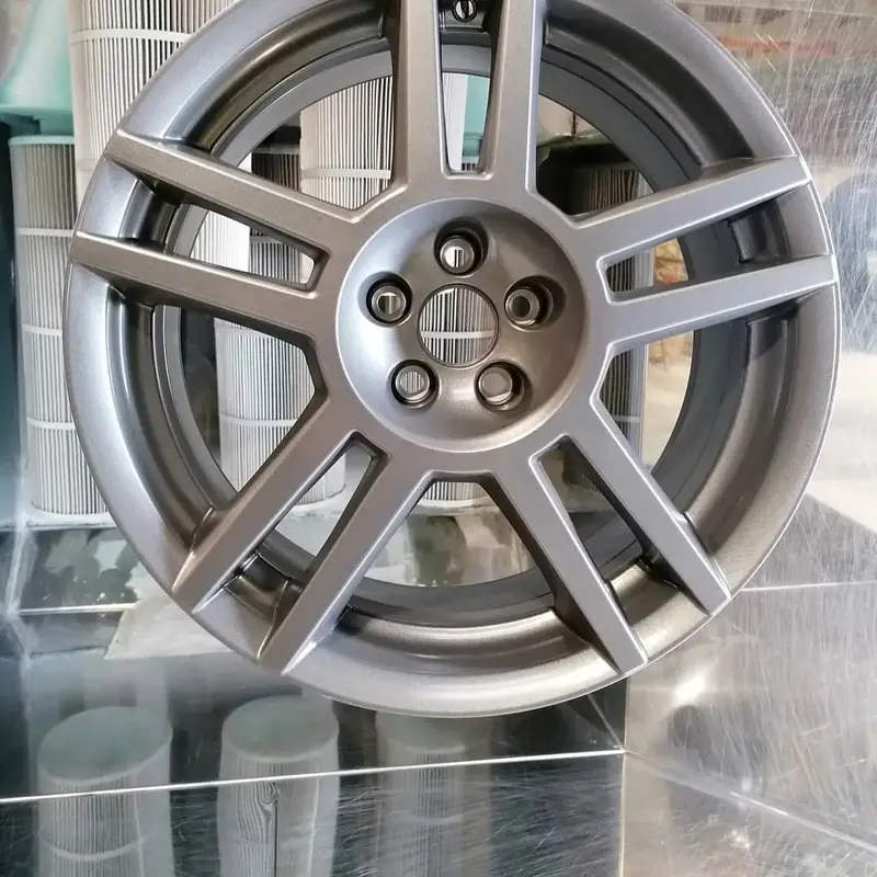 Alufelge in Gunmetal Grey pulverbeschichtet, aufgenommen in der Pulverkabine (Foto: Oliver Bartel)