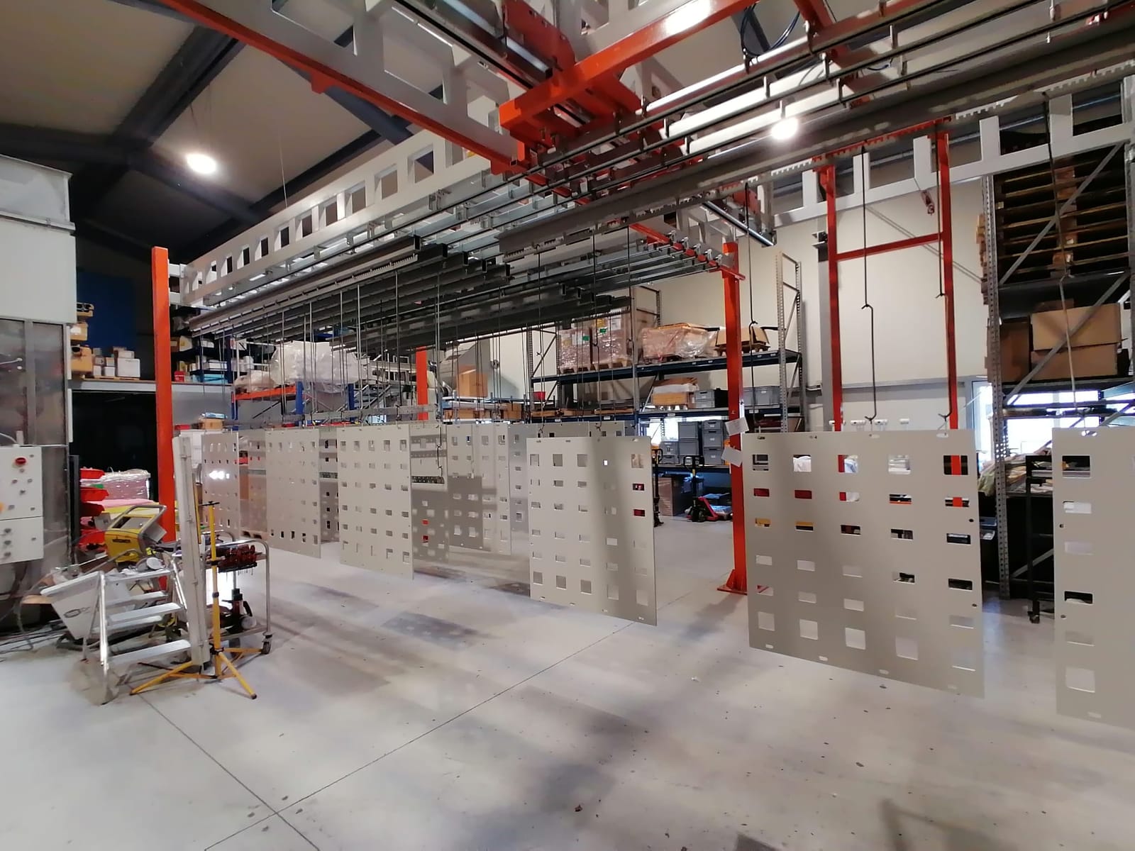 Hängebahn in der Halle, beschichtete Blechteile hängen an den Traversen (Foto: Oliver Bartel)