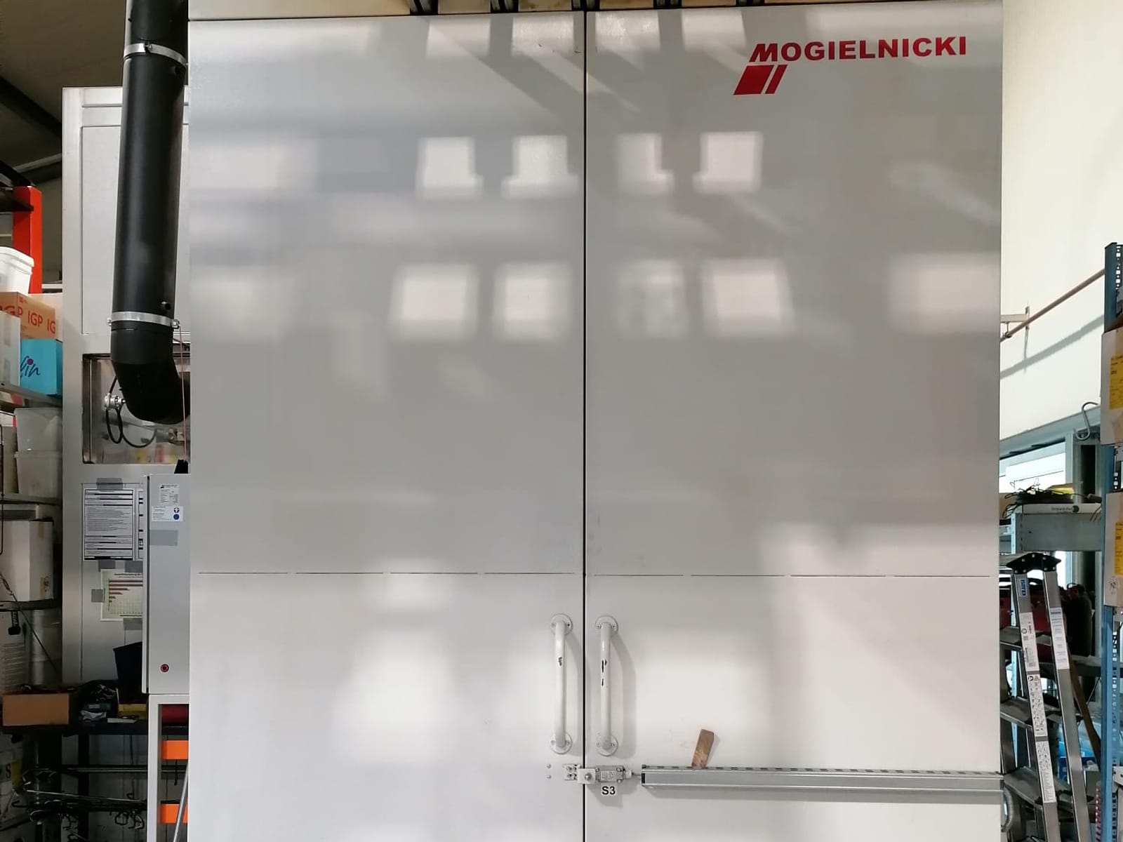 Geschlossene Ofenanlage in der Werkhalle (Foto: Oliver Bartel)