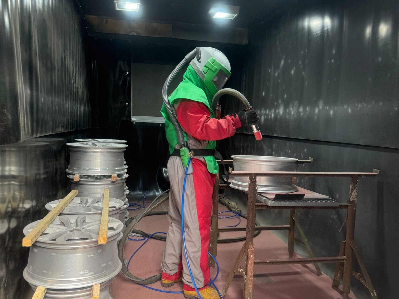 Blick in den Sandstrahlcontainer: Alufelgen werden gestrahlt (Foto: Oliver Bartel)